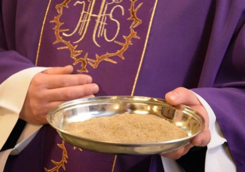 Abp Wojda: Liturgia Środy Popielcowej prowadzi nas w samo serce tajemnicy ludzkiego życia