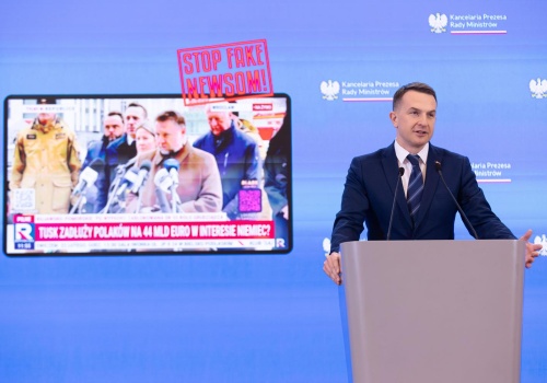 Lepsza ochrona praw pracowniczych. Dezinformacja PiS: SAFE, polski atom i pakt migracyjny