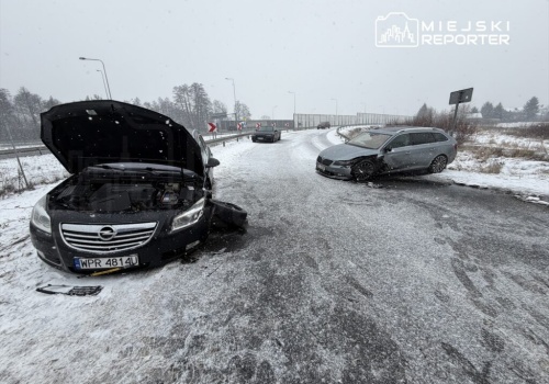 Czołowe zderzenie trzech aut na serwisówce trasy S8. Droga była zablokowana