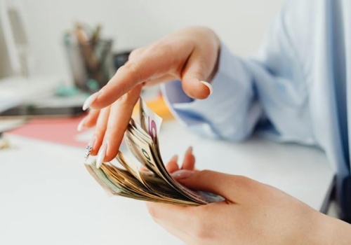 Ile zarabia specjalista ds. administracji? Nowy raport z rynku pracy