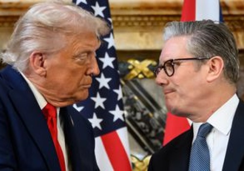 Trump apeluje do Starmera. 