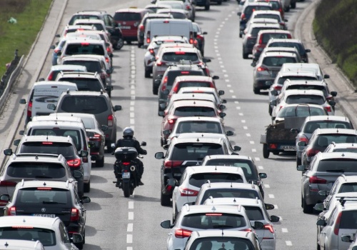 Śmieje się z aut, bo zna przepisy. Za przejechanie 100 km płaci 15 zł