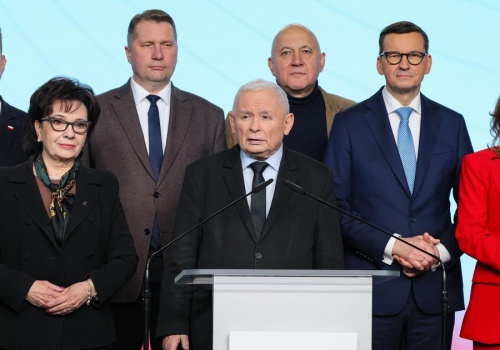 Polacy ocenili, kto powinien przejąć władzę w PiS. Jest wyraźny lider sondażu