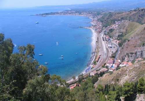 Ulubiona wyspa Europejczyków znowu kusi domami za 1 euro. Zapomnisz tu nie tylko o mrozie