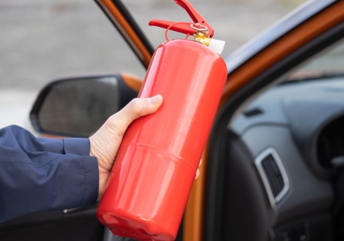 Dalej kupujesz gaśnicę do auta w markecie? Ekspert odradza i wyjaśnia