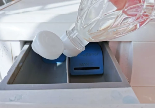 Wlewasz ocet do pralki? To działa, ale możesz popełniać kosztowny błąd