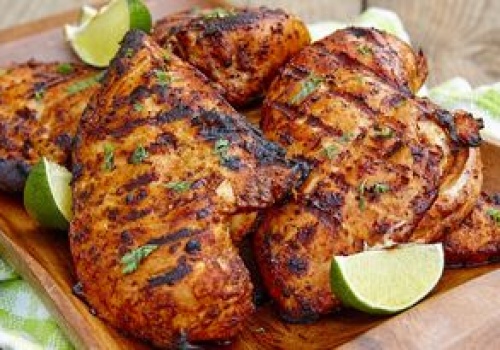 Najgorszy moment na solenie kurczaka. Mięso wyjdzie gumowate i twarde jak podeszwa