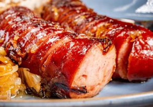 Kiełbasę na patelni piekę tylko tak. Ma chrupiącą, złotą skórkę i obłędnie soczyste wnętrze