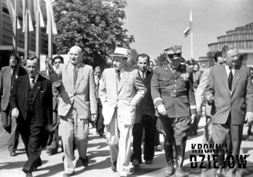 Bez czerwonej legitymacji ani rusz. Jak naprawdę budowało się karierę w PRL