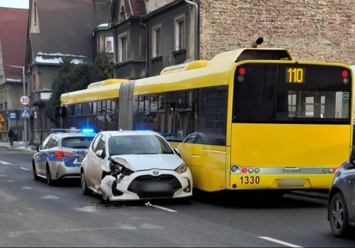 Stłuczka na Dębie. Toyota zatrzymała się na środku drogi