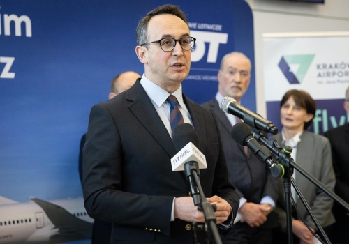 Klimczak broni PGL: Uratował LOT, jest potrzebny