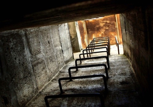 „W zeszłym roku zakupy, a w tym inwestycje”. Wiceszef MSWiA o budowie schronów