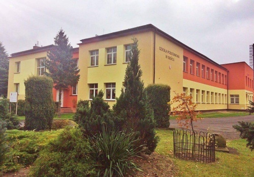 Szkoła podstawowa w Sieńcu nie zostanie zamknięta. Będzie jednak podwyżka podatków
