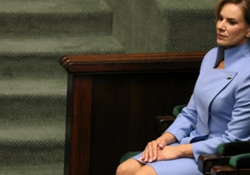 Niczym żona Lota. Co skrywa nerwowy śmiech Marty Nawrockiej