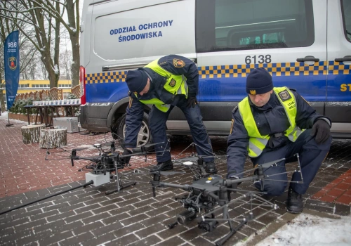 Elektryczny smogowóz tropi trucicieli. 370 zgłoszeń w styczniu. Wawer i Białołęka w czołówce