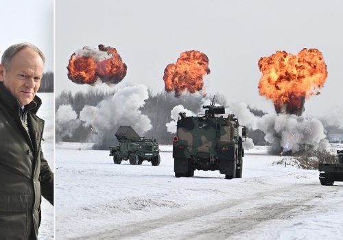 Premier stanął wśród wojskowych maszyn. 