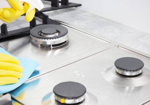 Prosty trik na przypalenia na kuchence gazowej. Wystarczą dwa składniki