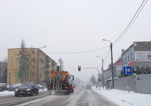 Pług uszkodził rogatkę na przejeździe kolejowym. Szofer posprzątał i odjechał w siną dal