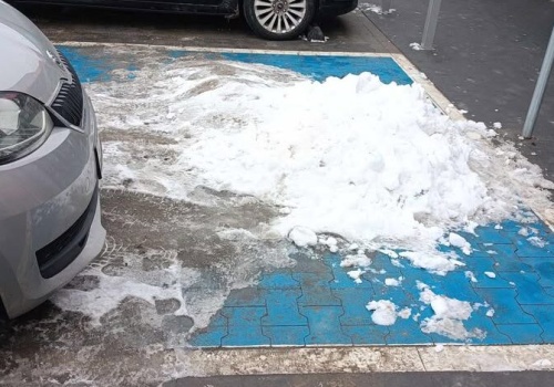 Śnieżna pułapka na parkingu N-Park. Miejsca dla niepełnosprawnych jako magazyn śniegu