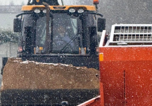 Zima nie odpuszcza w powiecie wieluńskim. Setki ton piasku i soli już na drogach