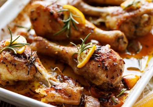 Chrupiące udźce z kurczaka i kolorowe warzywa. Ten obiad wygląda obłędnie