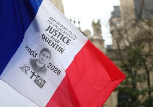 Francja: podział na lewicy po zabiciu studenta – nawróconego katolika i patriotę – przez Antifę