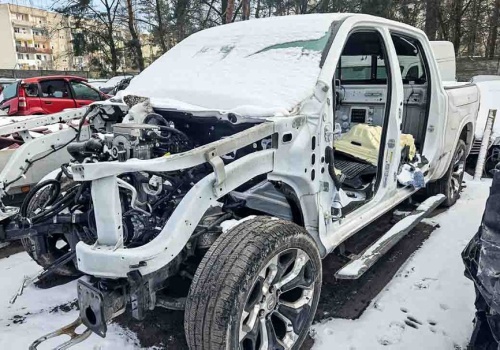Żary. Dziupla rozbita przez policję. Luksusowe Audi i Dodge rozebrane na części