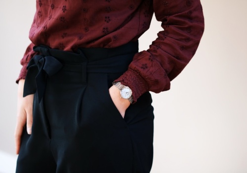 Spodnie damskie z wysokim stanem – ponadczasowy fason, który podkreśla sylwetkę