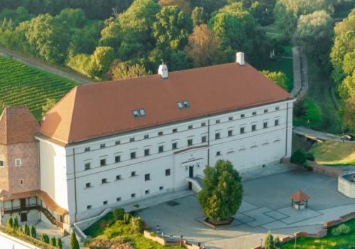 Zamek w Sandomierzu przeszedł renowację. Wygląda spektakularnie i powalczy o nagrodę