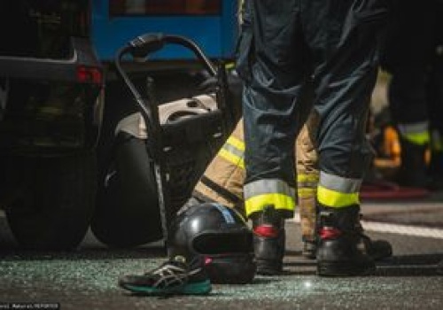 Karambol w Bełchatowie. Dwa autobusy i kilka samochodów