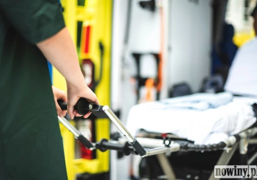 Zauważyli go na chodniku. Policjantka po służbie i jej 10-letni syn ruszyli z pomocą