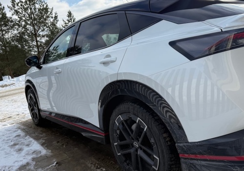 Potaniał o 50 tys. zł, choć do Polski trafiło tylko 40 sztuk. Miejsca na nogi jest tu jak w Skodzie Superb