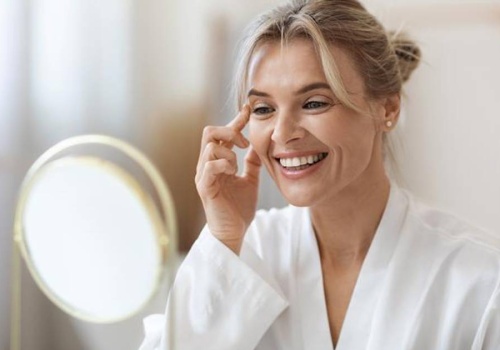 TOP 3 kremy, które działają na opadającą skórę jak rusztowanie. Możesz kupić je w ciemno