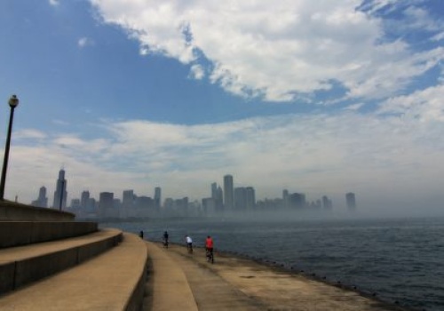 Wiatr zepchnął wózek z niemowlęciem do jeziora Michigan