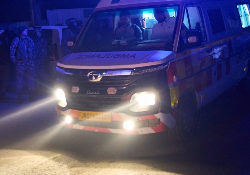 Taksówka zmiażdżona przez ciężarówki w Indiach. Nie żyje Polak