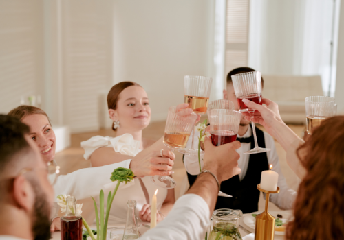 Klasyka czy nowoczesne propozycje – jakie alkohole wybrać na weselne stoły?