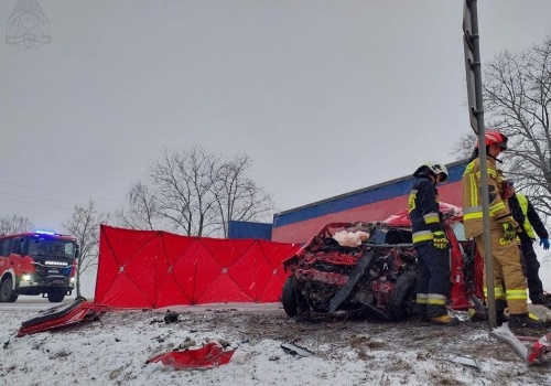 Sobótka. Śmiertelny wypadek, osobówka rozerwana