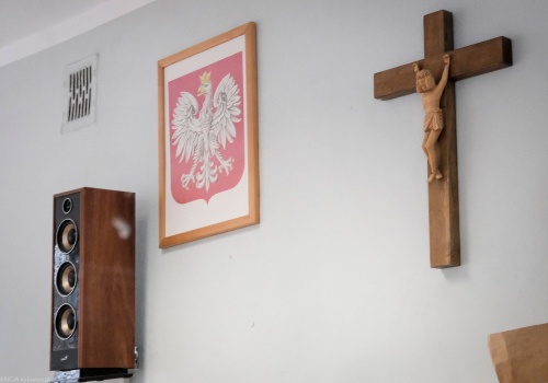 Po lekcjach religii syn wymusza wyjścia na mszę. 