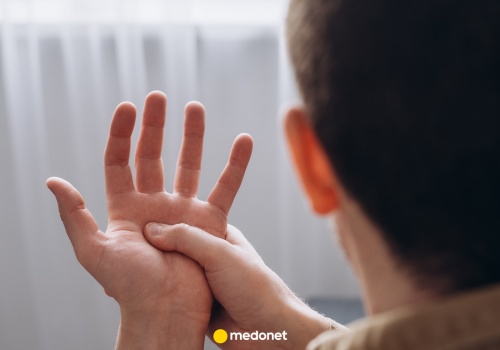 Drętwienie rąk - o czym może świadczyć? Przyczyny drętwienia rąk