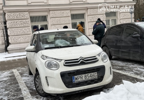 Awantura w Śródmieściu. Agresywny aktywista rowerowy wybił szybę w aucie 78-latka