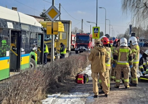 Zderzenie ciężarówki z emzetką. Osiem osób poszkodowanych