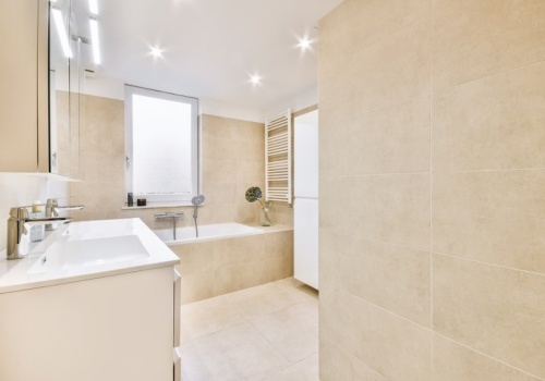 Nie musisz skuwać łazienki. Wystarczy, że przykleisz to na płytki