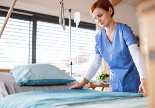 Płace salowych i sanitariuszy pójdą w górę. Tyle wyniosą podwyżki