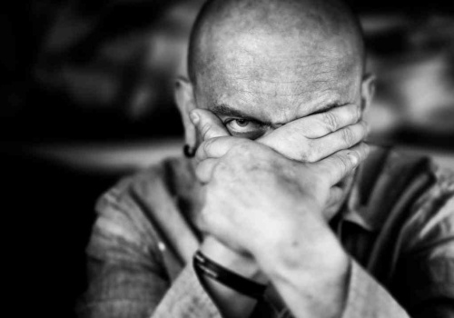 Męska samotność zabija po cichu. Jak mówić o bólu?