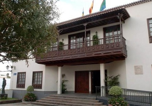 Afera w Aronie: Doradcy burmistrzyni oskarżeni o anonimowe kampanie