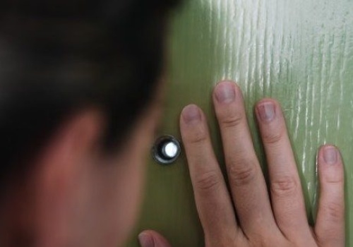 Kamera w dzwonku do drzwi a prywatność: reklama  firmy Ring