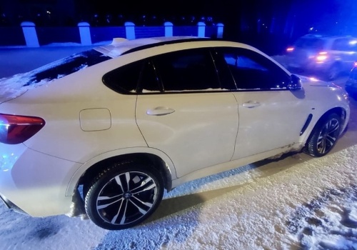 Ukradła auto, ale straciła je po niespełna godzinie. Drogę zablokował jej radiowóz