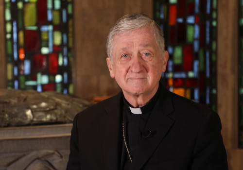 Kard. Cupich do migrantów: Bóg nie potrzebuje dokumentów, żeby was znać