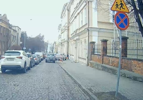 Samochód na chodniku pod szkołą w Tarnowie. Dziecko ucieka pod ścianę, rodzice mówią o strachu