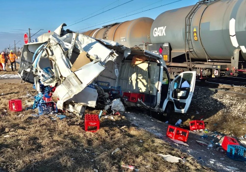 Bus rozerwany po zderzeniu z pociągiem